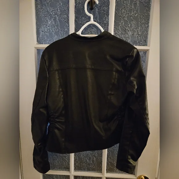 Suzy Shier Women's Pleather/Faux Leather Black Biker Jacket in Medium - Picture 6 of 11